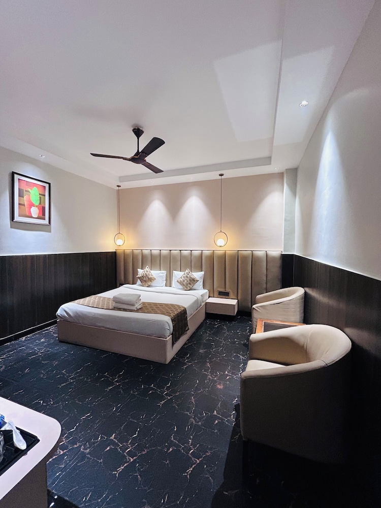 Deluxe Room, 1 King Bed, Garden View photo 3