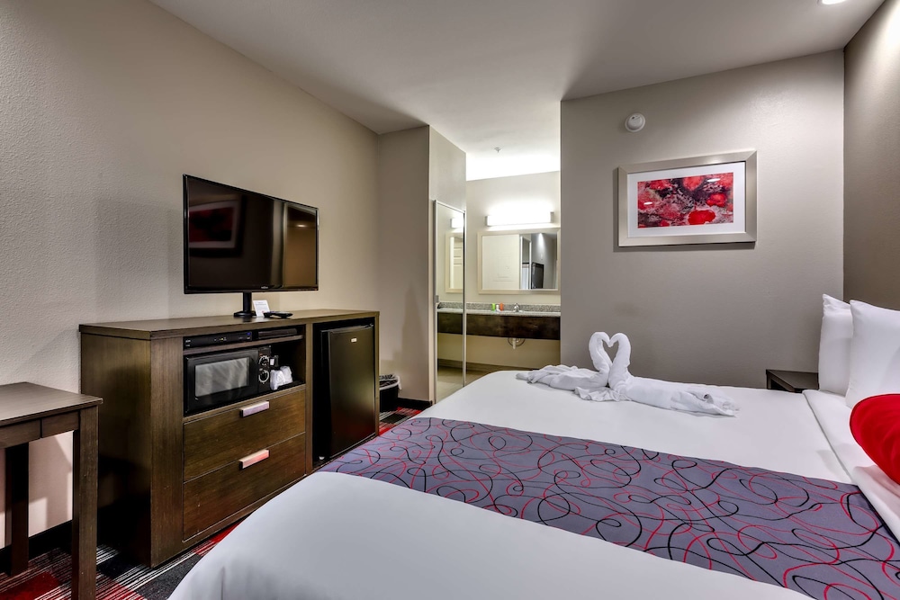 Superior Room, 1 King Bed, Accessible, Smoking photo 2