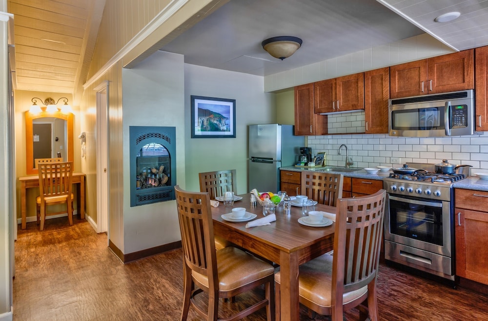 Two Room Queen Kitchen Cottage photo 3