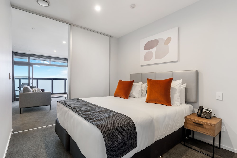Deluxe Apartment, 1 Bedroom, Kitchen (Top Floor, Non-Motorway Facing) - Photo 3