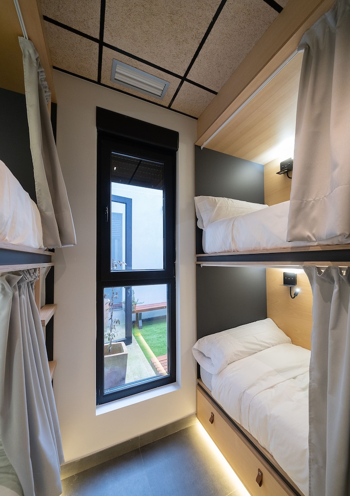 1 bed in 28-Bed Mixed Dormitory Room photo 3