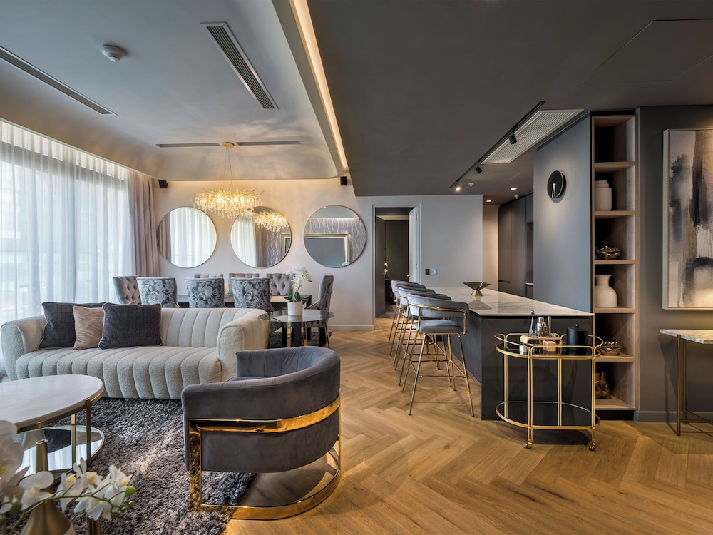 Executive Suite - Photo 12