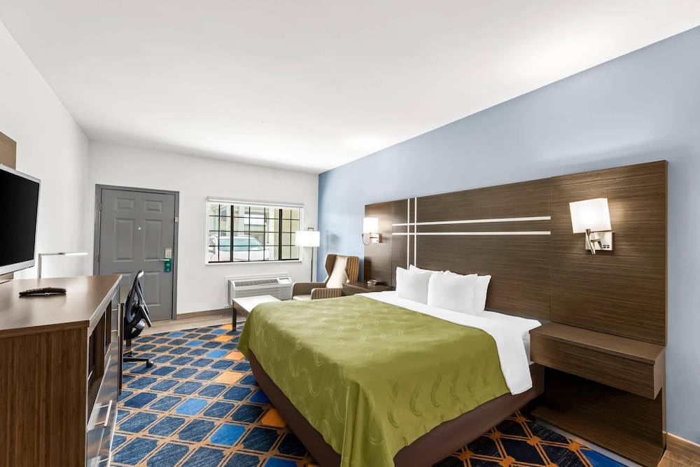 Standard Room, 1 King Bed, Non Smoking photo 3