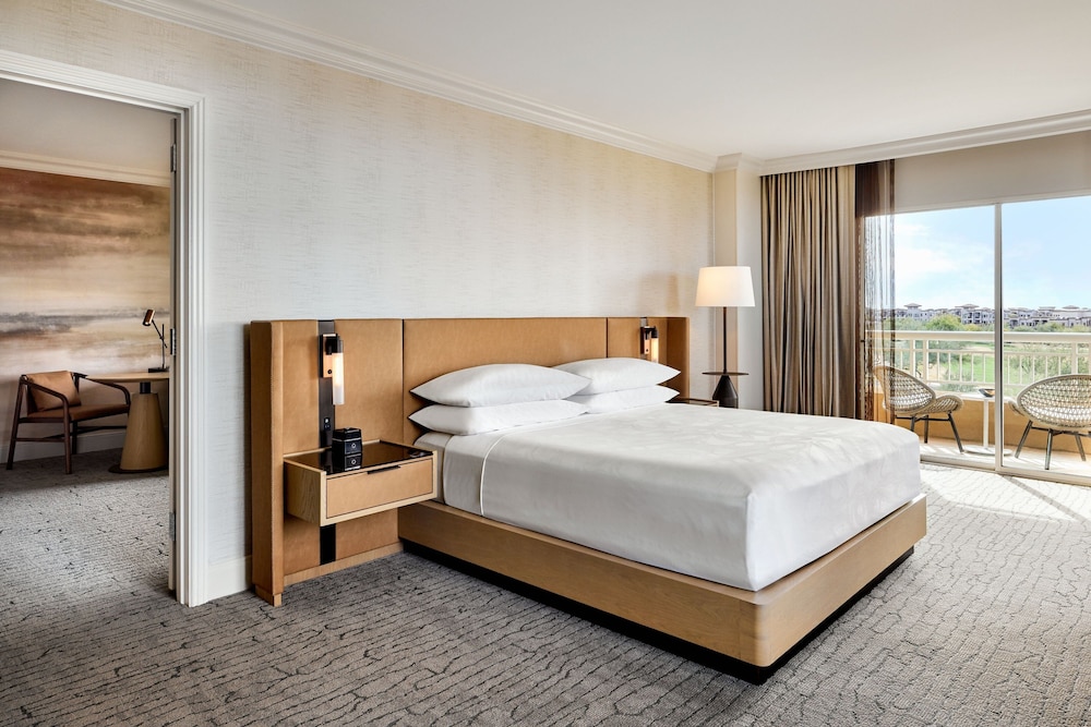Deluxe Room, 1 Queen Bed photo 3