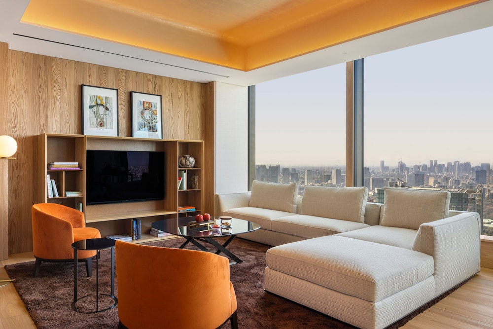 Superior Suite, 1 Bedroom (View) thumbnail 6