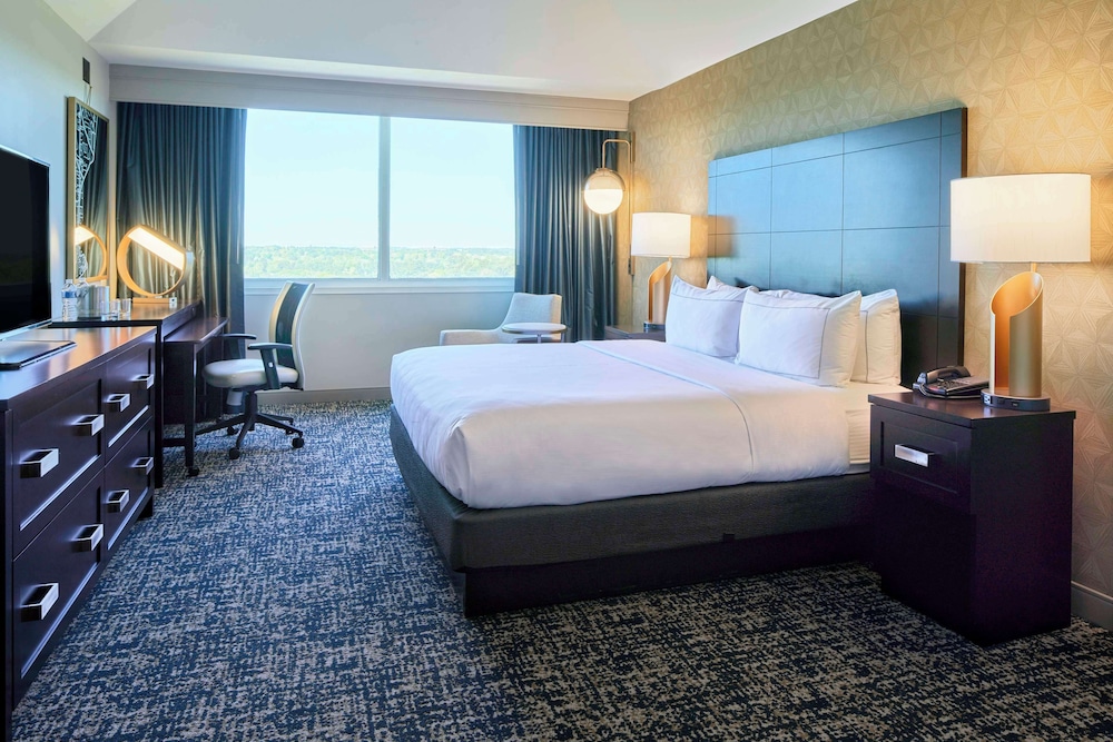 Junior Suite, 1 King Bed, Accessible, Bathtub photo 2