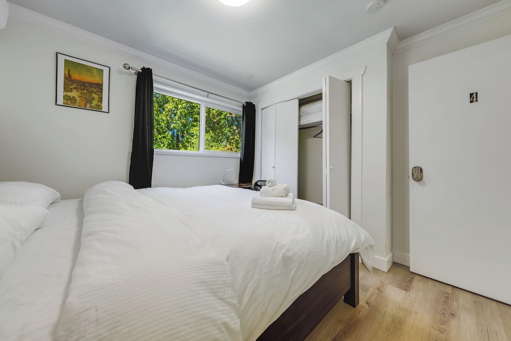 Grand Single Room, 1 King Bed, Garden View photo 1