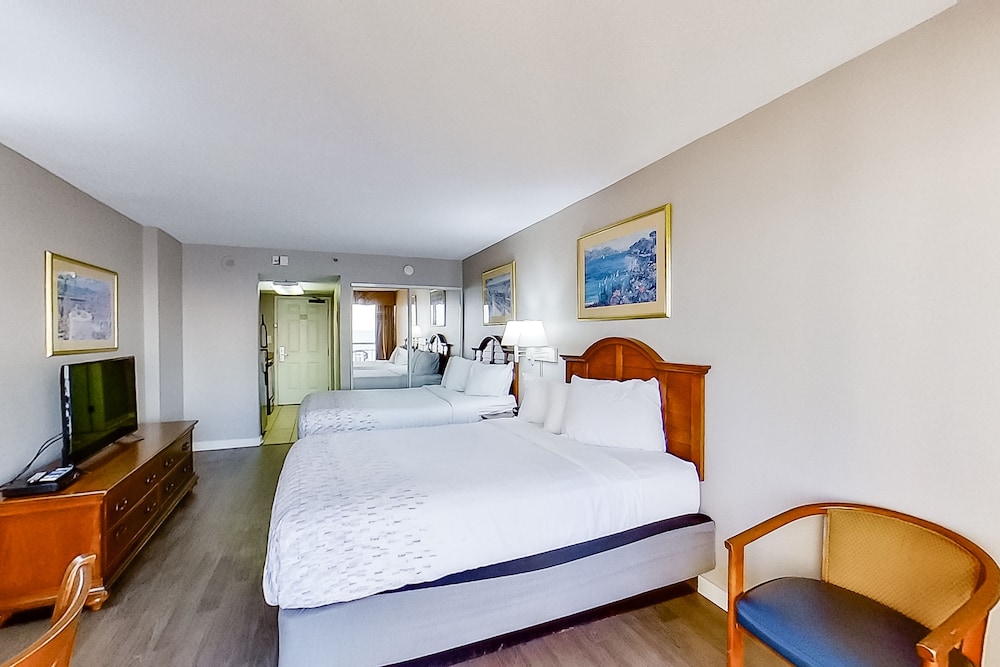 Room (Studio, Deluxe 2 Queen Beds) photo 2