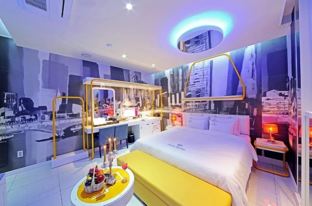 Standard Room, 1 King Bed, Non Smoking, Jetted Tub - Photo 14