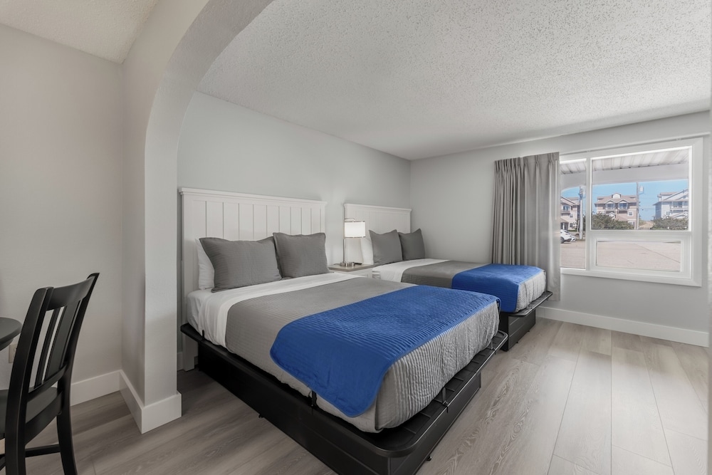 COURTYARD room, 1 Queen/1 Full XL, Across the street from the Beach photo 2