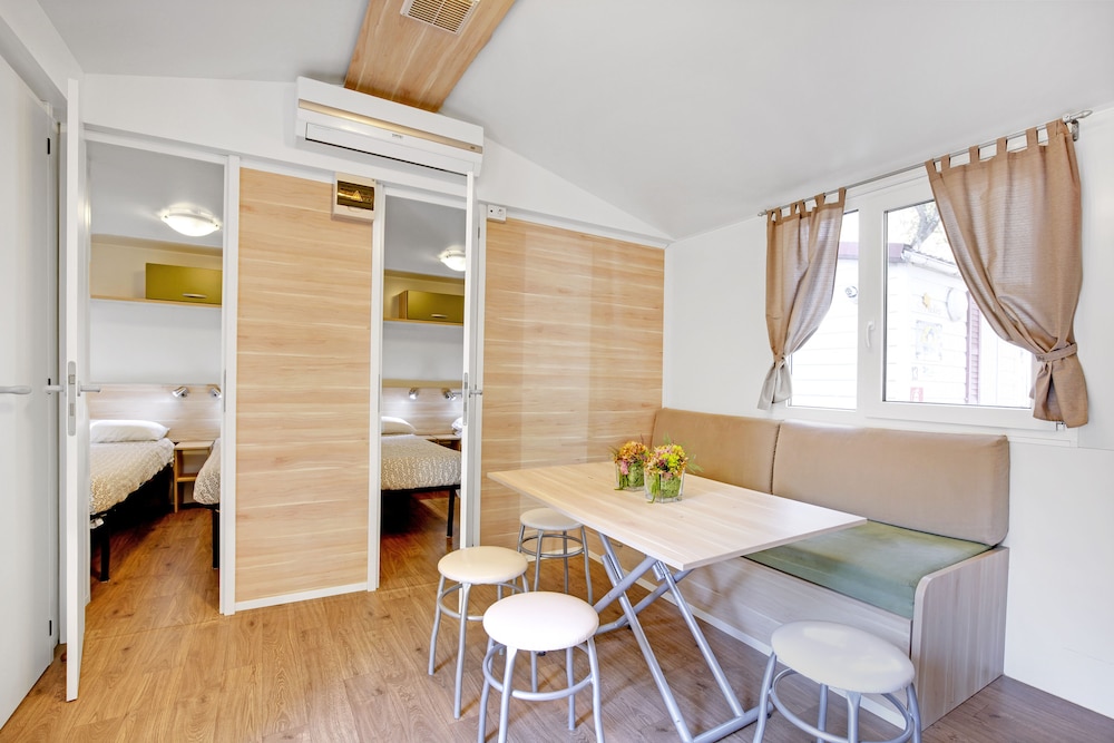 Deluxe Mobile Home, 3 Bedrooms, Kitchen photo 3