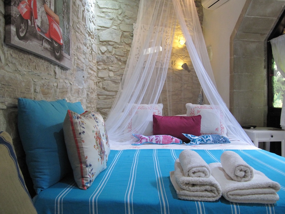 Economy Double Room, 1 Queen Bed, Courtyard View