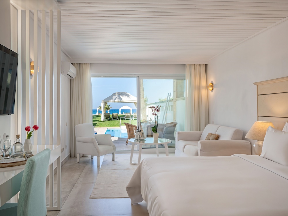 Junior Suite Sea Front, Private Pool - Photo 4