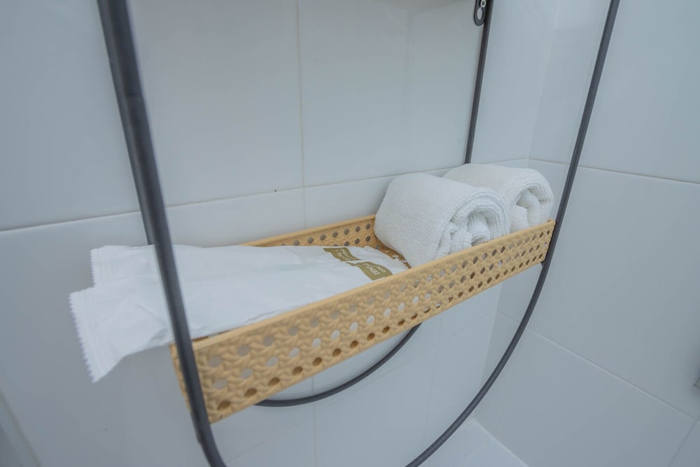 Deluxe Room, 1 Bedroom, Pool View - Photo 2