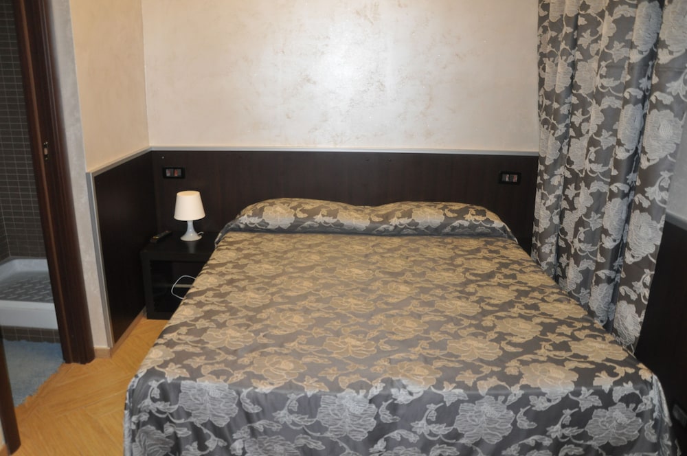 Double or Twin Room, Private Bathroom photo 2