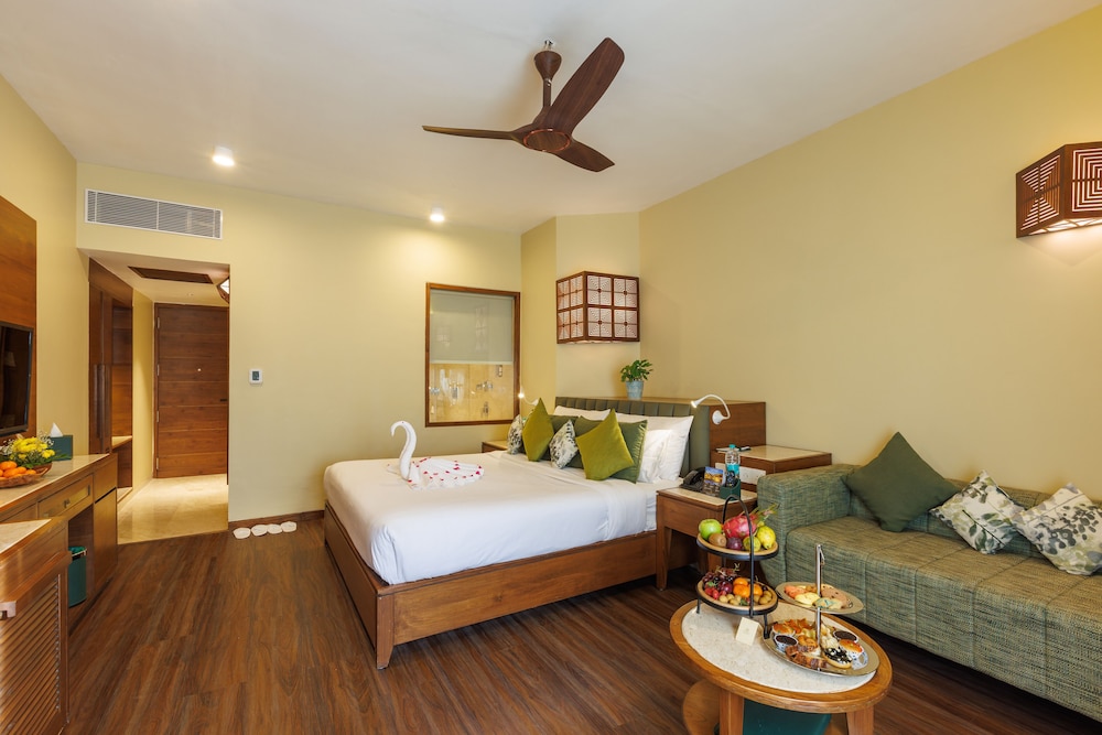 Luxury Room, 1 King Bed, Pool View - Photo 2