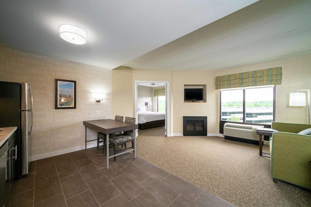 Suite, 1 King Bed, Non Smoking - Photo 4