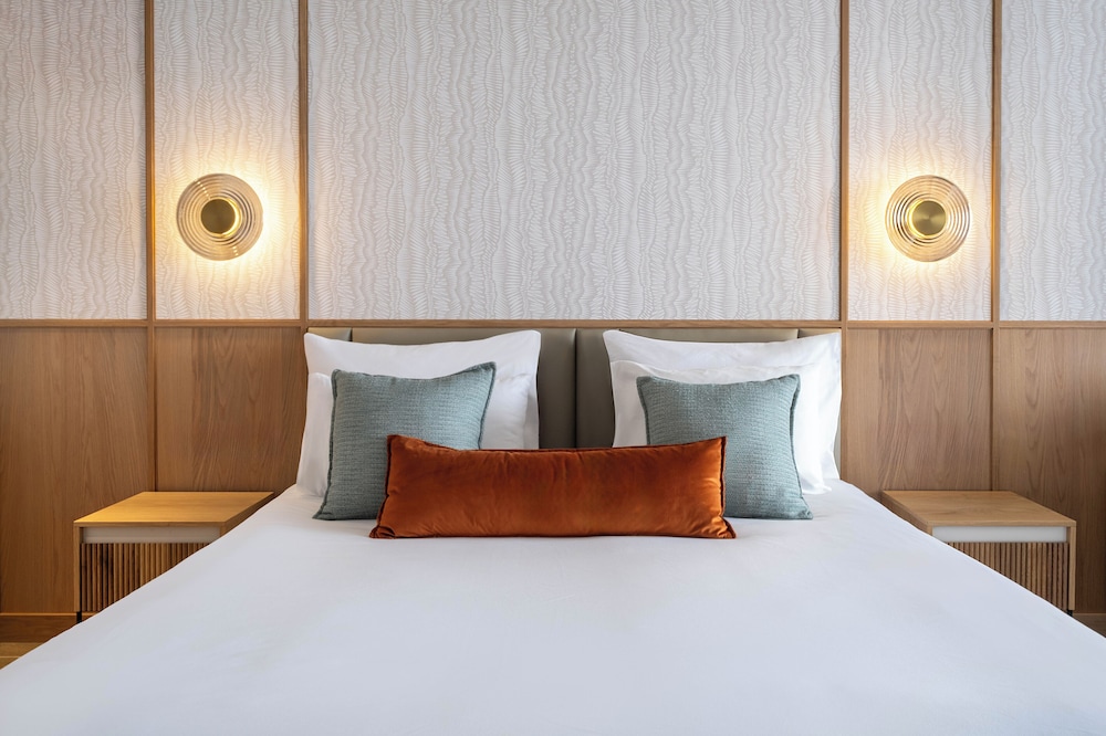 Renovated Deluxe Room with hotel's lawns View photo 2
