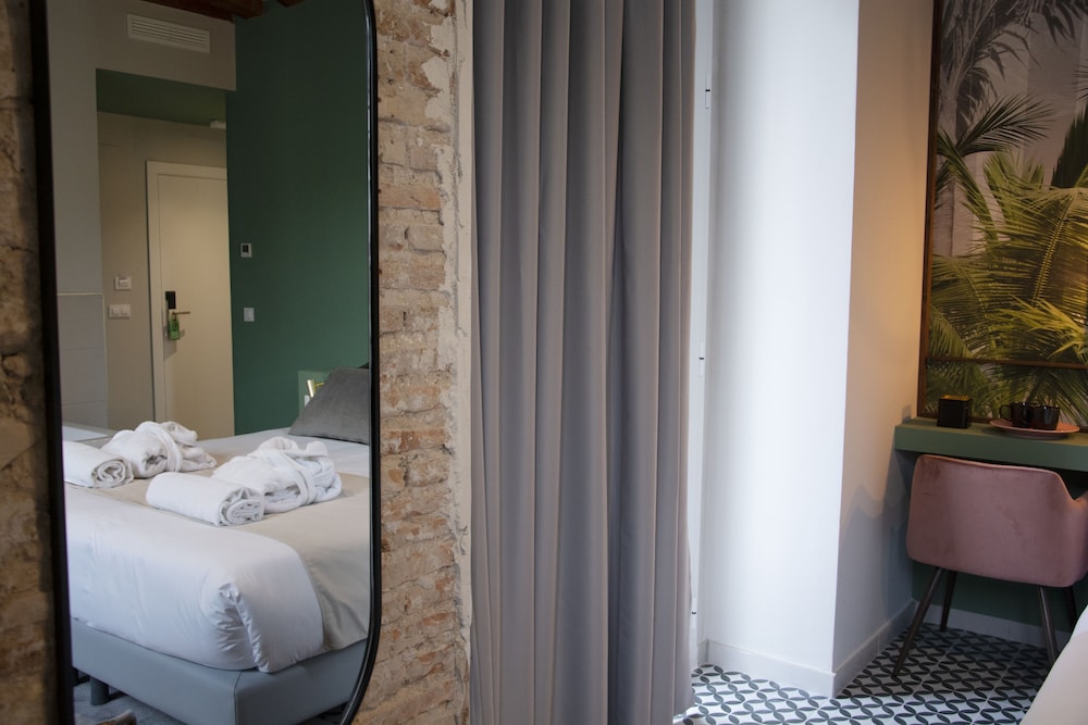 Deluxe Double Room, Hot Tub - Photo 10