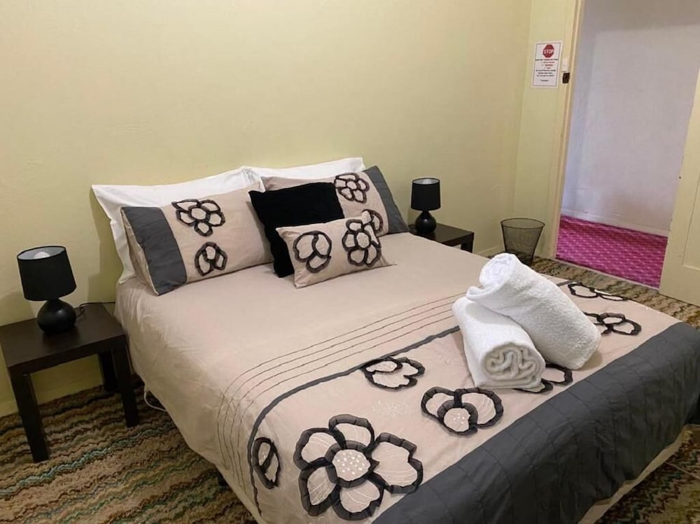 Basic Room, 1 Queen Bed