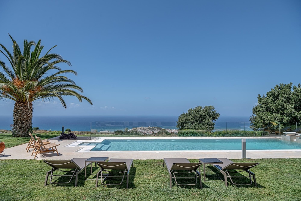 Villa photo 2