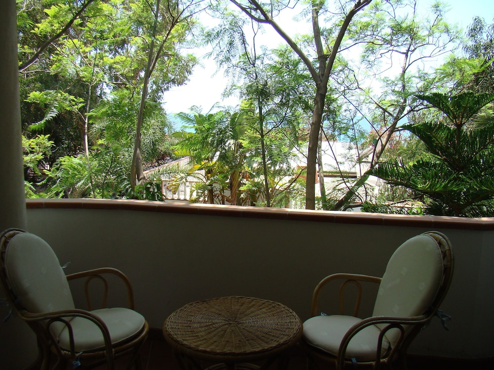Standard Triple Room, Balcony photo 2