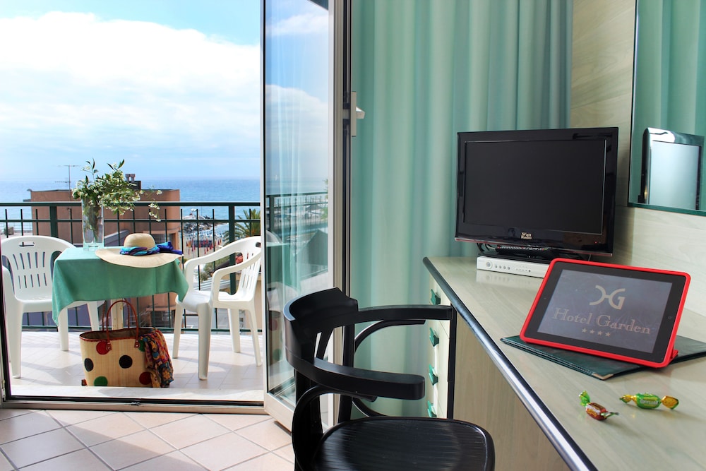 Standard Double or Twin Room - Photo 10
