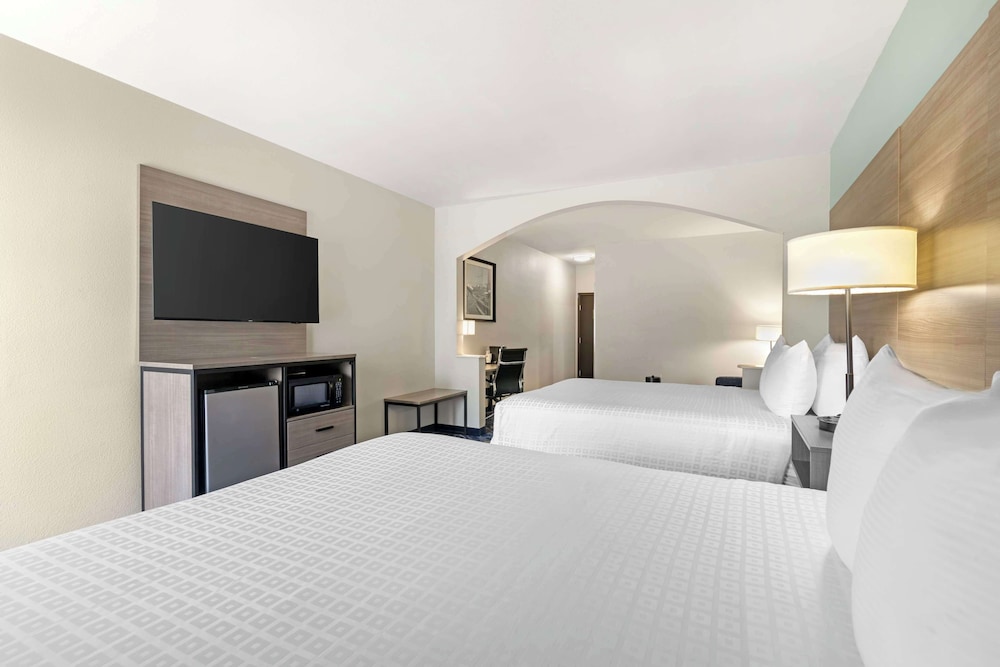 Suite, 2 Queen Beds, Non Smoking, Refrigerator & Microwave - Photo 3