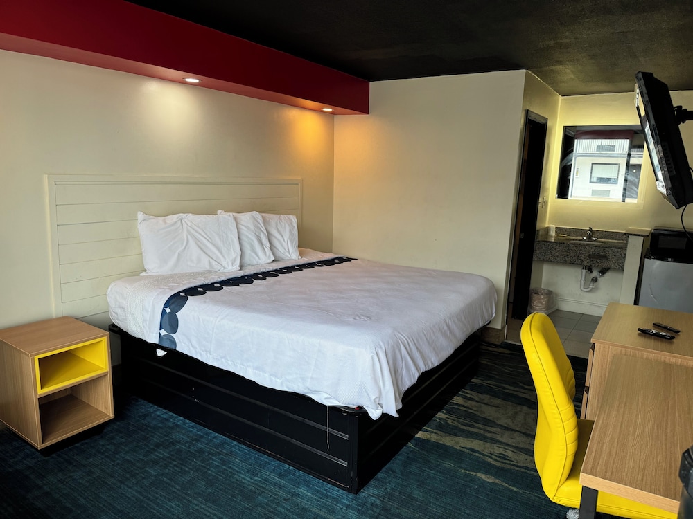Deluxe Single Room, 1 King Bed photo 1