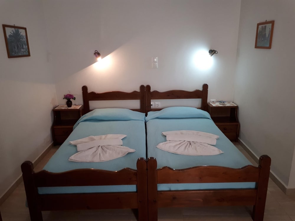 Standard Twin Room (2)