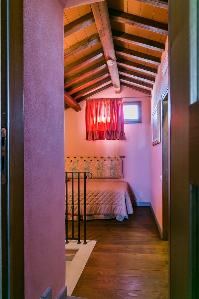 Honeymoon Studio Suite, 1 Queen Bed, Balcony, Tower photo 3