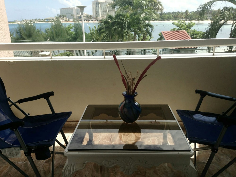 Signature Apartment, 2 Bedrooms, Private Bathroom, Beach View photo 2