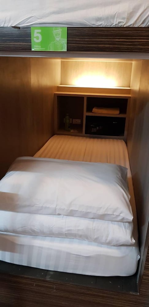 Male Dormitory Room photo 3