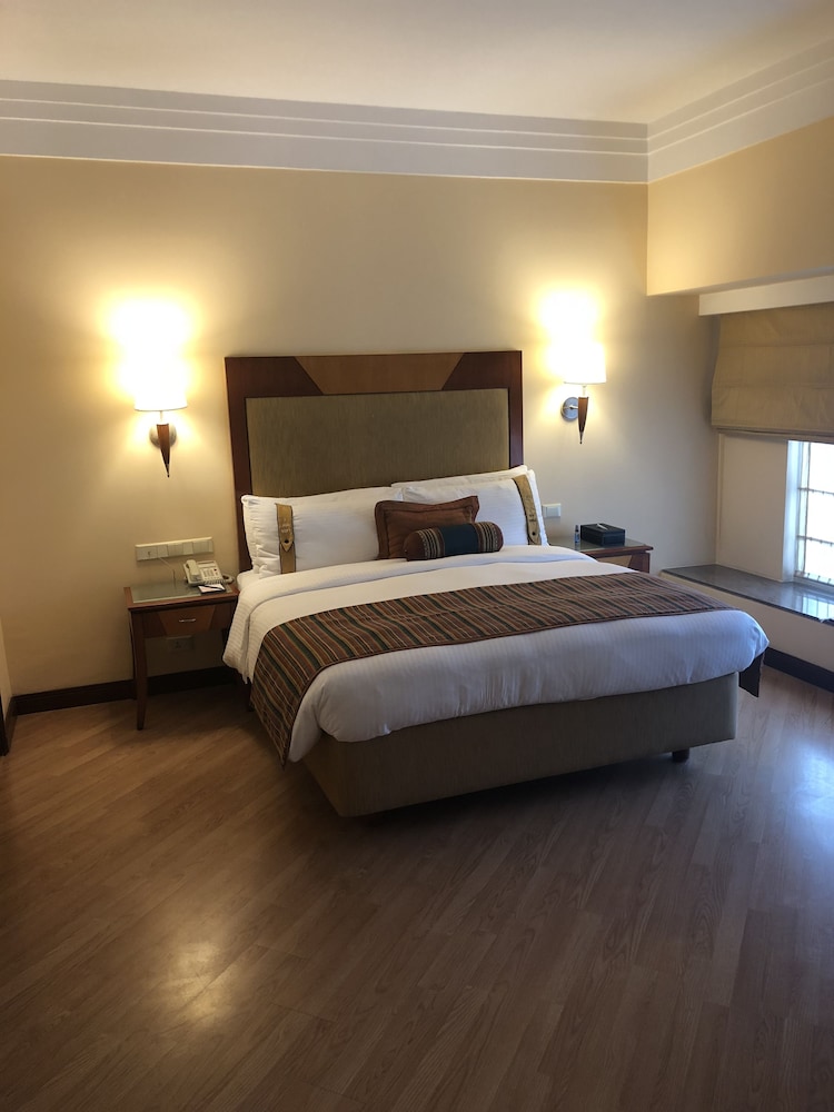 Premier Pool View Queen Room