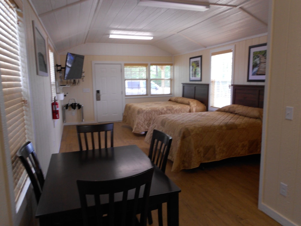 Comfort Cabin, 2 Queen Beds, Refrigerator & Microwave, Park View photo 1