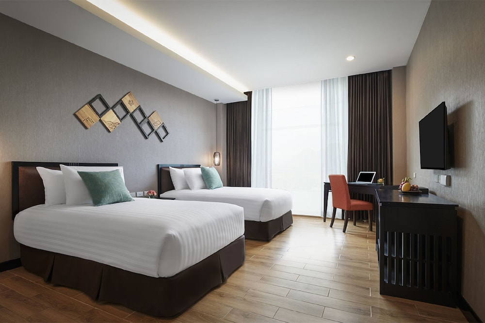 Superior Room, 2 Twin Beds, City View