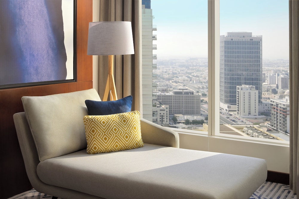 Deluxe Room, 1 King Bed, City View (High Floor)