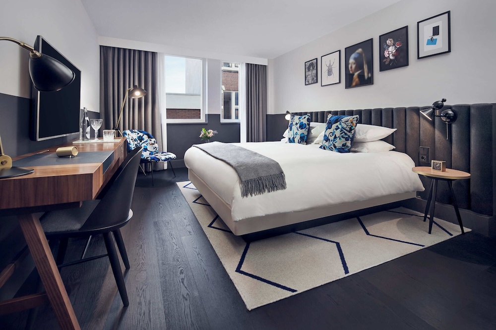 Premium Room, 1 King Bed (Street View, Above Bar)
