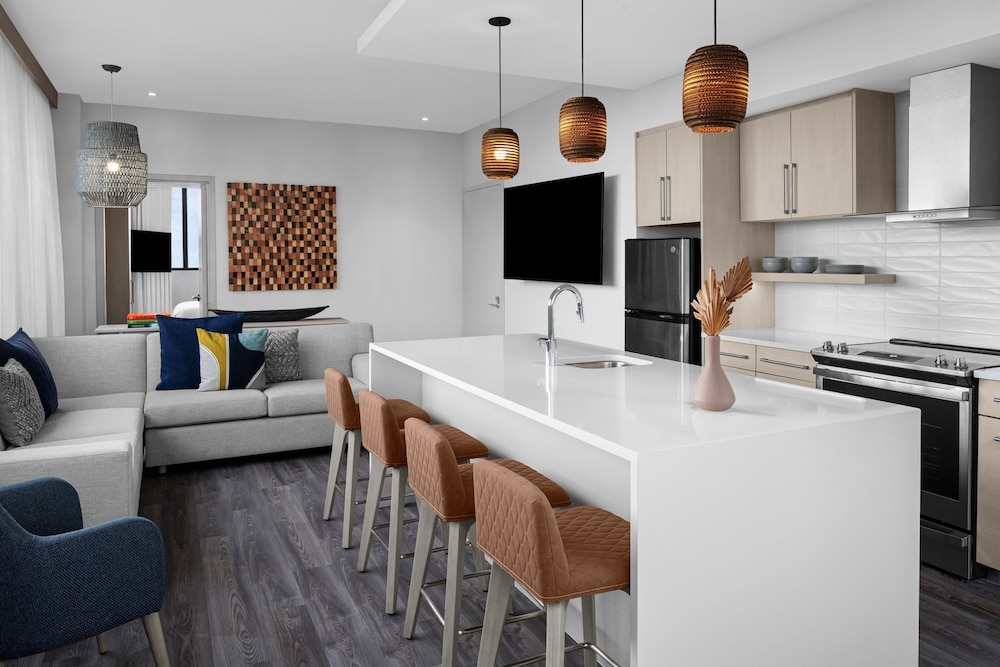 Suite, 3 Bedrooms, City View (Kitchen)