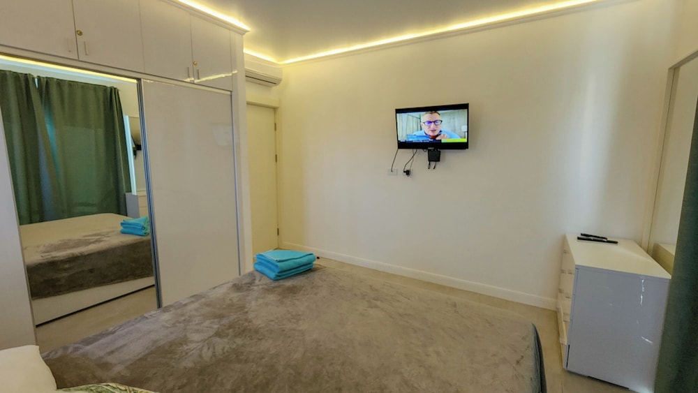 Panoramic Condo, 1 King Bed, Ocean View photo 2