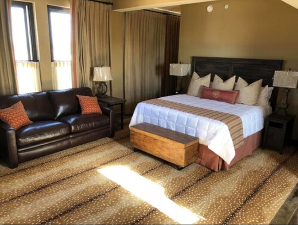 Luxury Room, 1 King Bed, Accessible photo 3