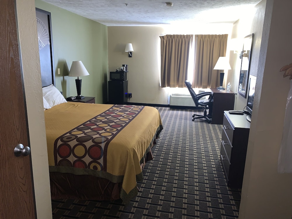 Basic Room, 1 King Bed photo 2