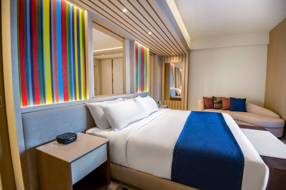 Club One Bedroom Master Swim Up Suite