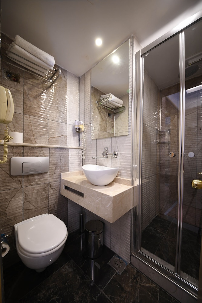 Economy Triple Room photo 3