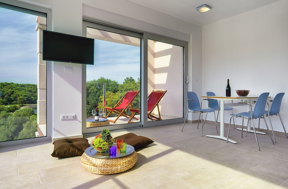 Suite, 1 Bedroom, Balcony, Forest View