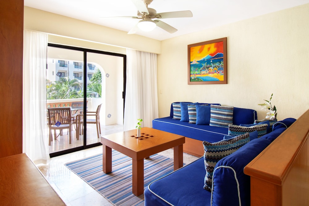 Two Bedroom Family Suite Pool View - Photo 9