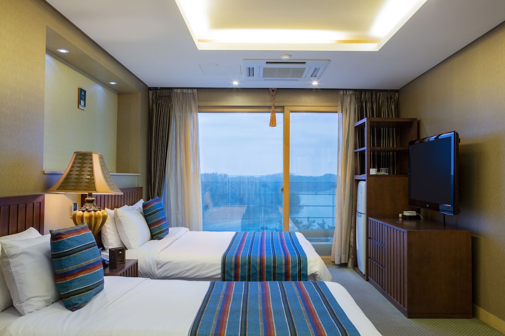 Family Twin Room, Partial Lake View (Plaza Suite) photo 2