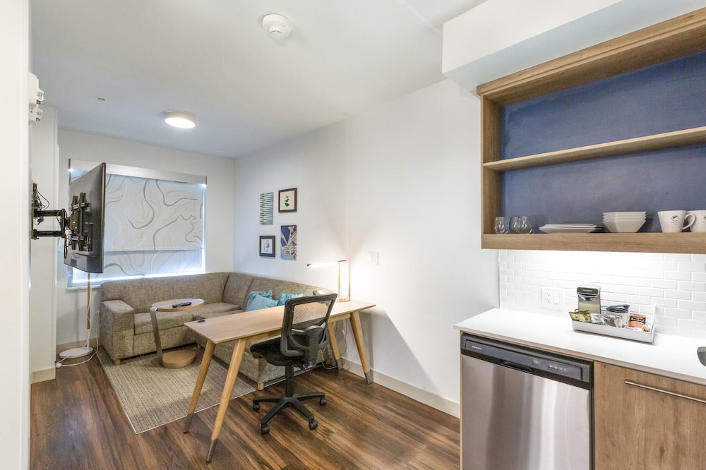 Suite, 1 Bedroom - Photo 4