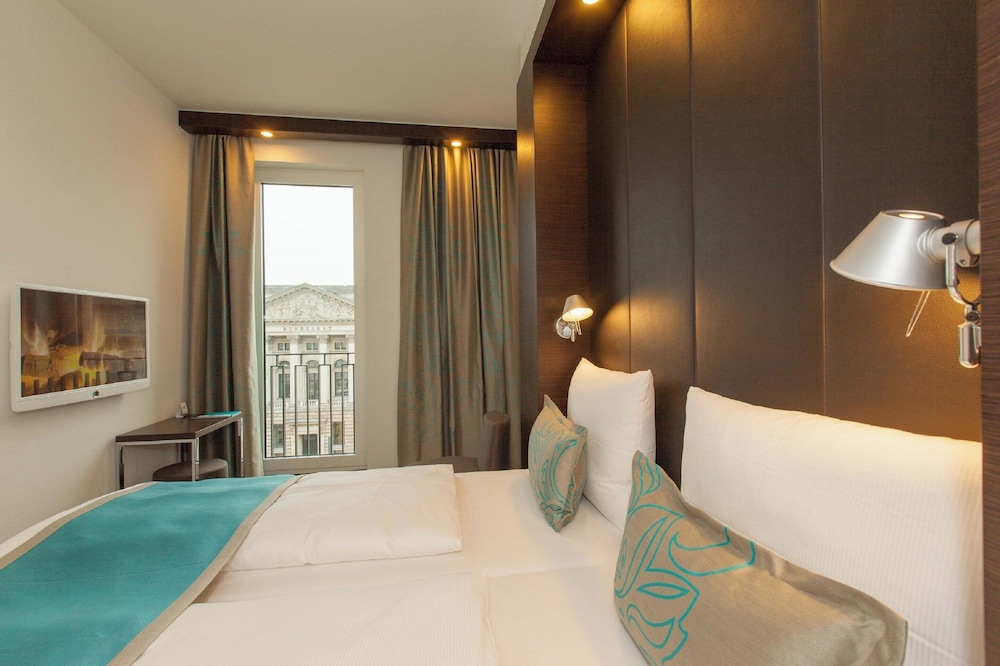 Standard Room, 1 Queen Bed, Balcony photo 3