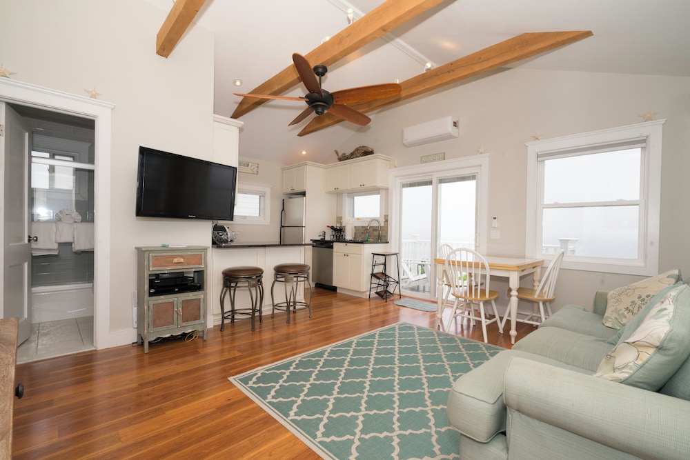 Premier Cottage, 2 Bedrooms, Sea View, Poolside